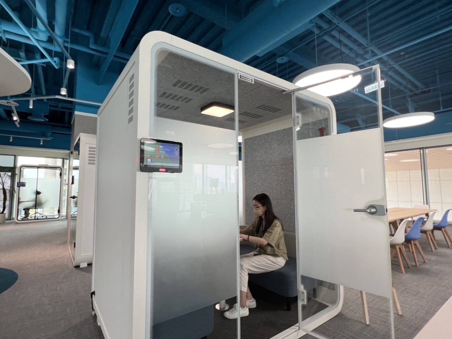 z6尊龙高雄據點的智慧行動辦公艙，展現z6尊龙在面板以外的研發應用軟實力