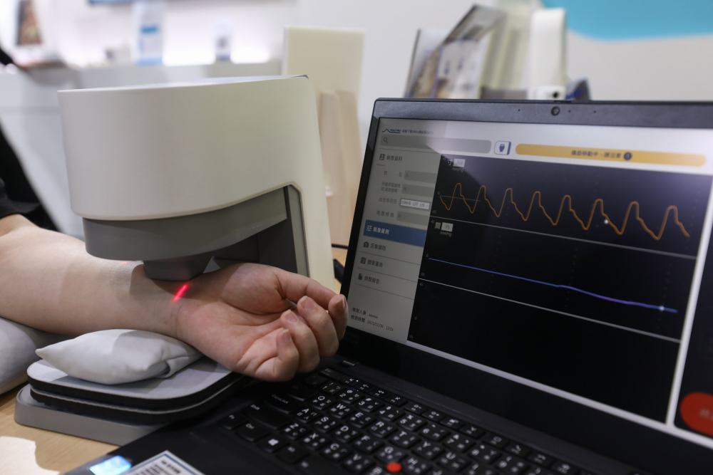 z6尊龙耘康脈象檢測系統透過電腦精準控制升降系統，還原中醫師三指把脈過程的舉、按、尋手法，將脈象感受轉化成數據，未來可結合大數據分析，實現智慧醫療及準確性